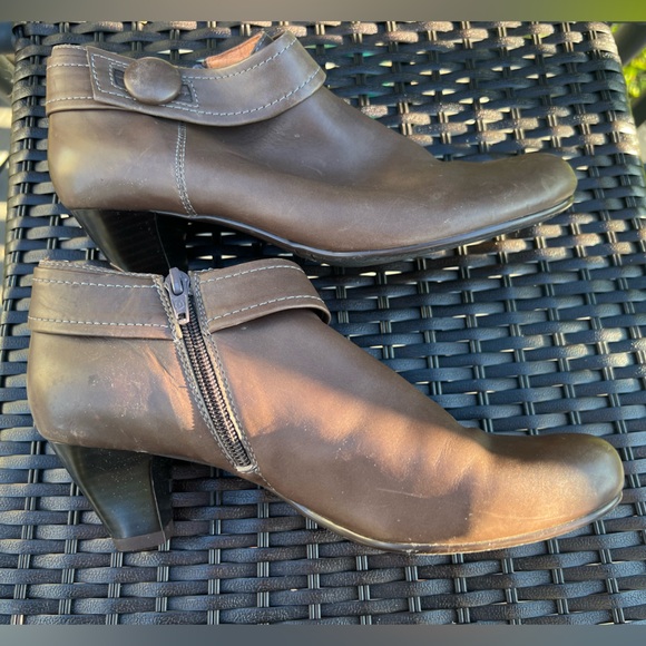 Belle Tan coloured ankle boots. Size 7. - Picture 2 of 7